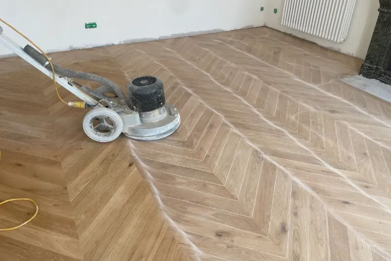 Ponçage d’un parquet point de Hongrie à la monobrosse