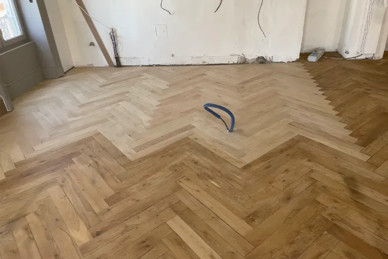 Pose d’un parquet bâton rompu en chêne dans un appartement à Lyon