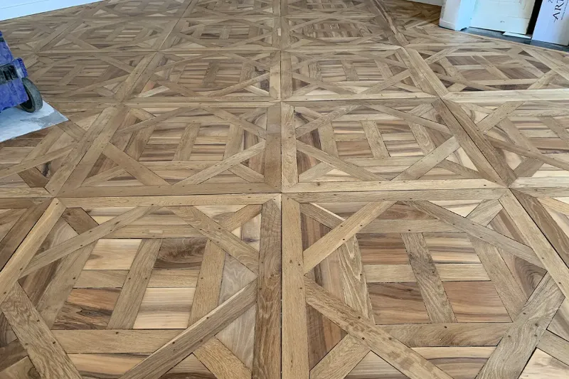 Rénovation d’un parquet Versailles ancien, panneaux en chêne