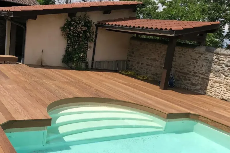 Terrasse en bois autour d’une piscine, réalisée par ALB Parquet près de Lyon